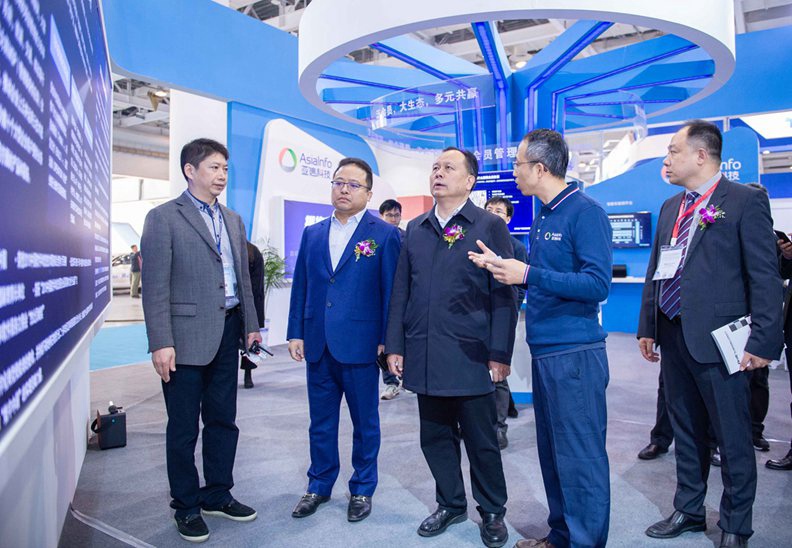 湖南省人大常委会副主任周农，工信部、交通部及湖南省、长沙市与会领导，以及当地交通行业代表和媒体等都莅临918博天堂科技展区参观交流。